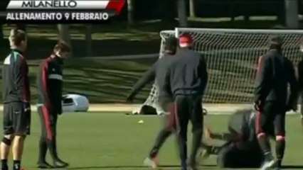 Mario Balotelli voltea a M’Baye Niang