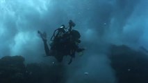 Plongeur sous marin emporté par une vague de profondeur