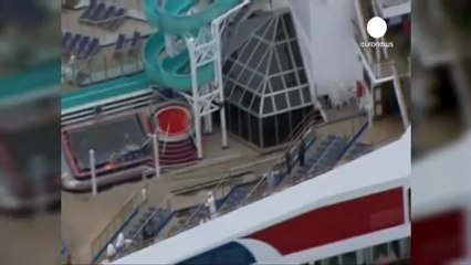 Le navire de croisière à la dérive en vue des côtes...