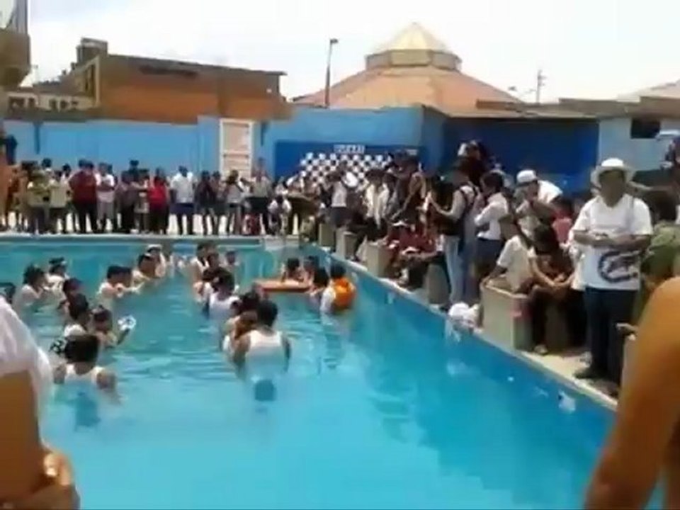 Centenar de parejas se casa el día de los enamorados en una piscina