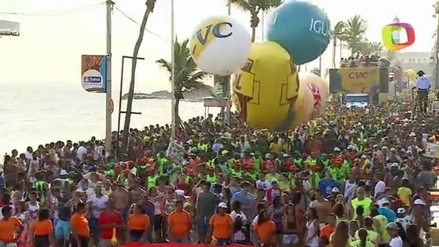 Menina Me Dá Seu Amor por Chiclete Com Banana Carnaval 2013