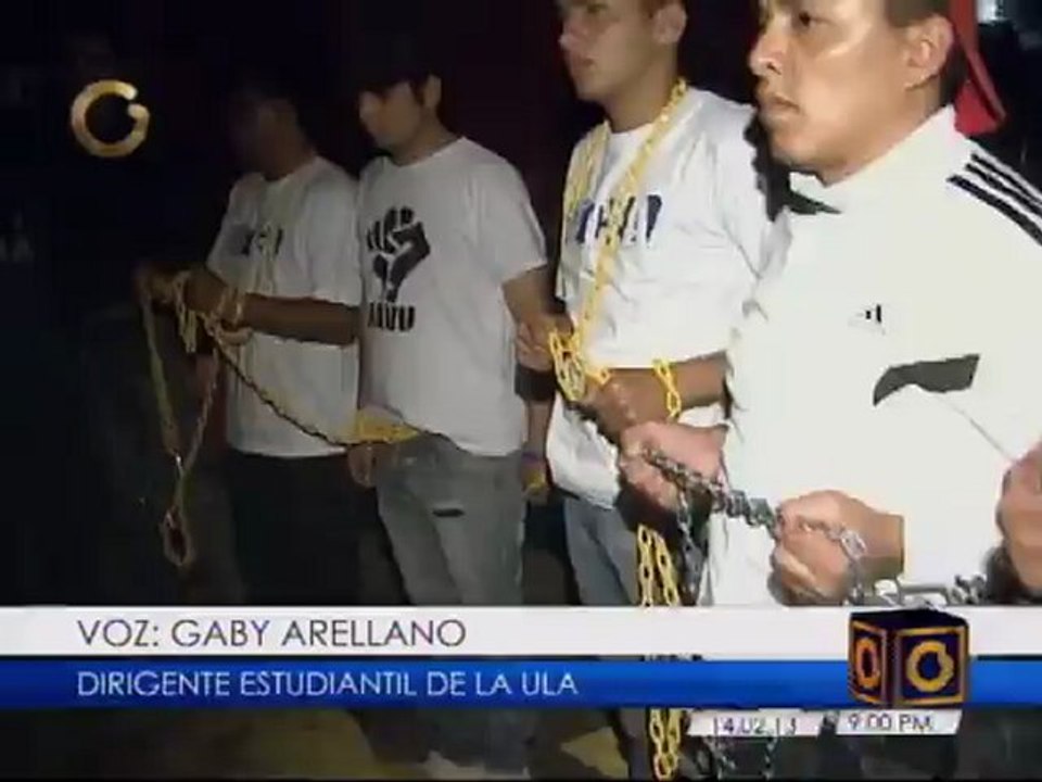 Estudiantes permanecen encadenados en las adyacencias de la embajada de Cuba