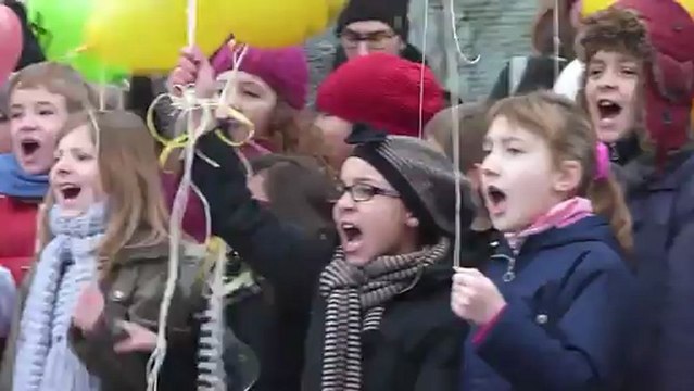 Feignies : Lâcher de ballons contre la fermeture d'une classe