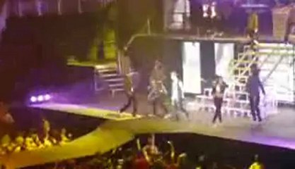 Justin Bieber vomits on stage in Arizona