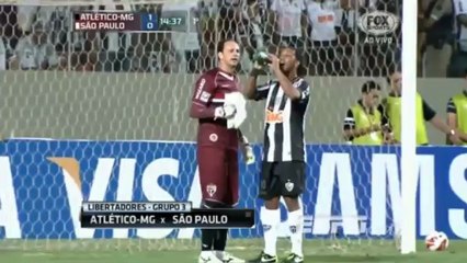 La passe décisive et vicieuse de Ronaldinho !