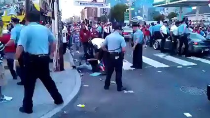 Polícia espanca mulher numa Parade em Philadelphia