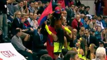 Eurolega - Tifoso si veste da mascot e fa la proposta di matrimonio