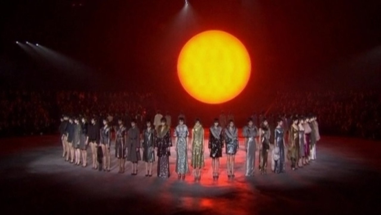 Marc Jacobs shows sexy '60s under a rising sun