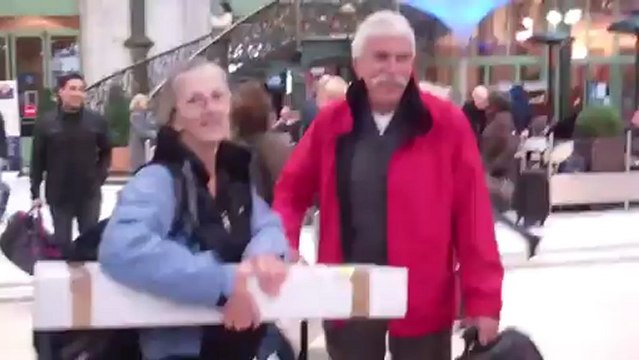 Défi Sexy : Des filles en lingerie à la Gare de Lyon !