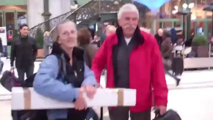 Défi Sexy : Des filles en lingerie à la Gare de Lyon !