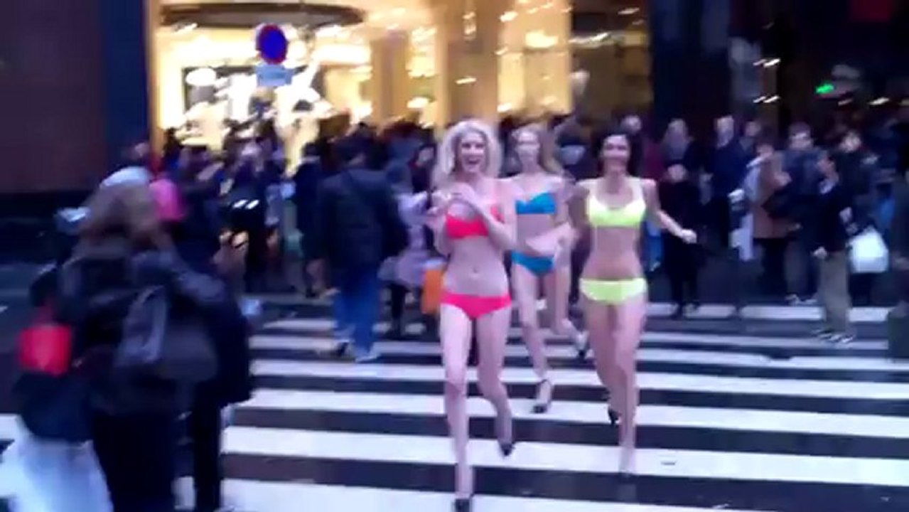 Défi Sexy : Des filles en lingerie dans un grand magasin parisien !