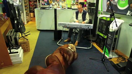 Alain fait la danse du phoque