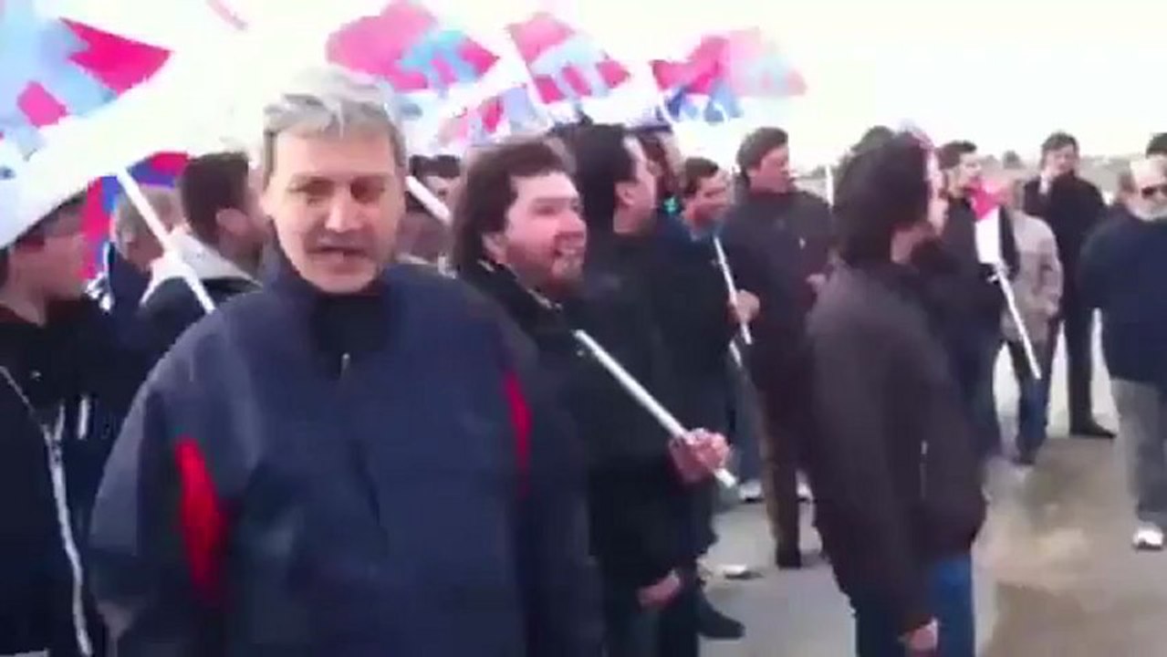 Επέμβαση των ΜΑΤ στο μπλόκο της Νίκαιας