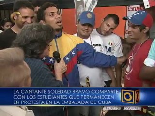 Soledad Bravo junto a estudiantes en la Embajada de Cuba: "Hasta cuando van a violar la Constitución"