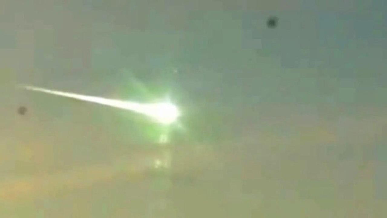 UFOs over Chelyabinsk meteorite was destroyed by a UFO Нло Метеоритът над Челябинск бил поразен от Нло