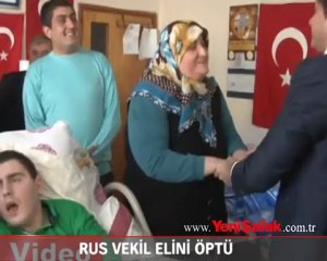 Rus vekil Gülsüm Anne'nin elini öptü