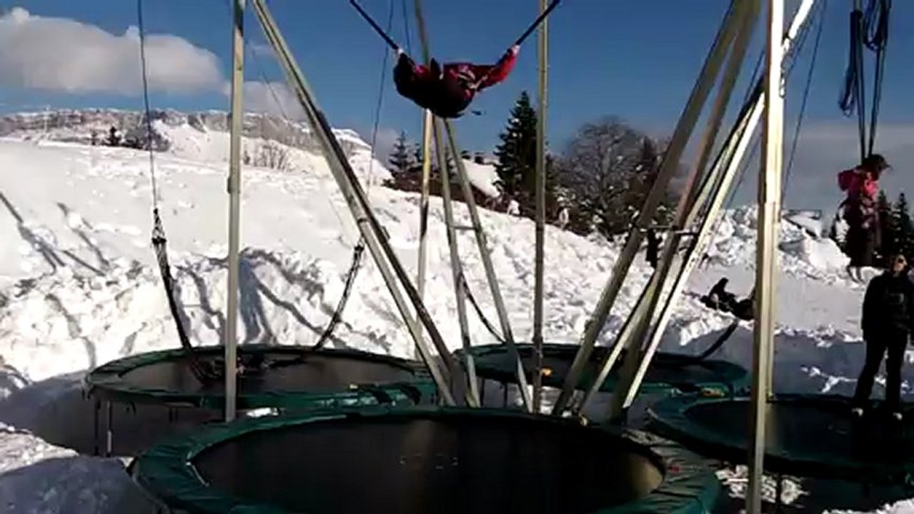 chloe au trampoline de la feclaz