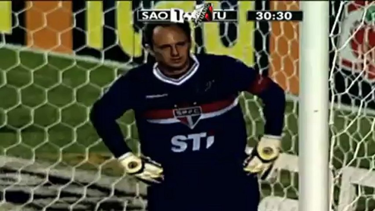 Riesenpatzer! 40-jähriger Sao-Paulo-Kapitän Ceni lässt Gurke rein