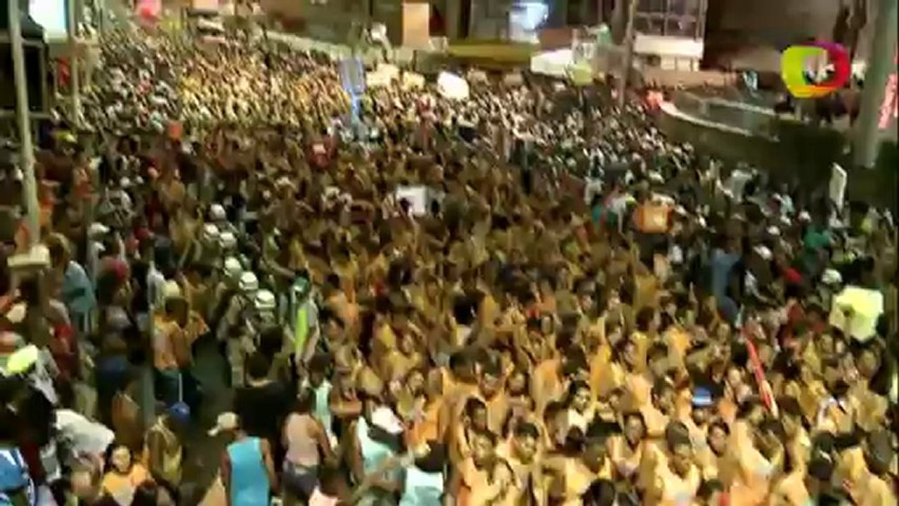 Foliona faz performance e se irrita com "intrometido" Carnaval 2013