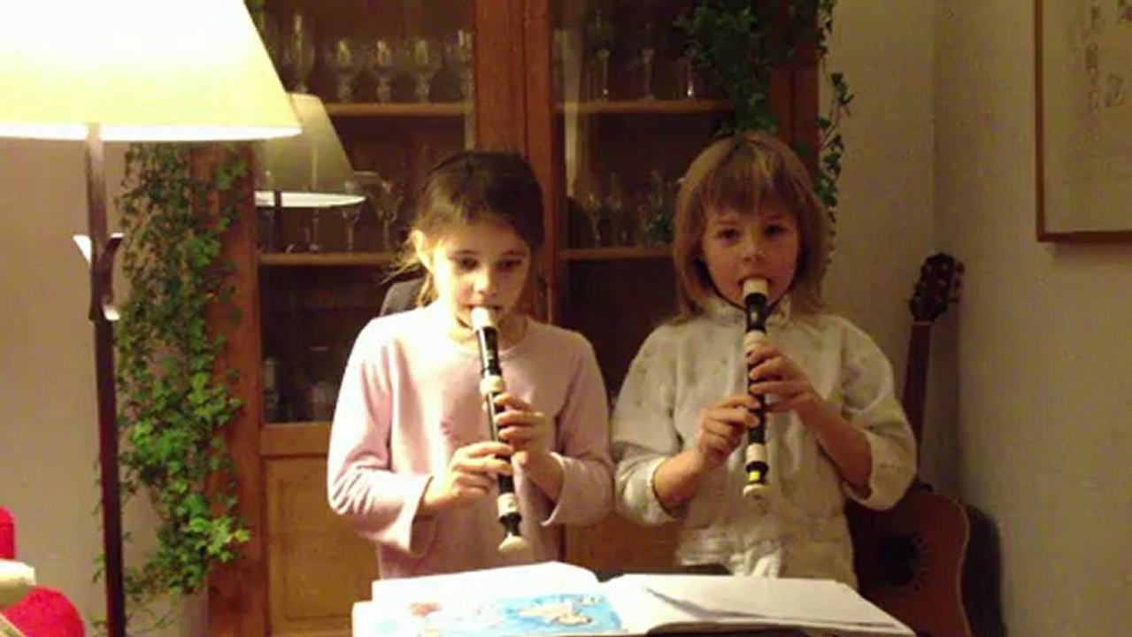 Marie et Malika jouent de la flûte (1)
