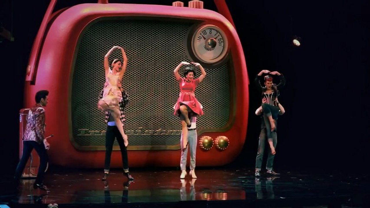 EXCLUSIF - Découvrez "Je vends des robes", le nouveau clip du spectacle Salut les copains