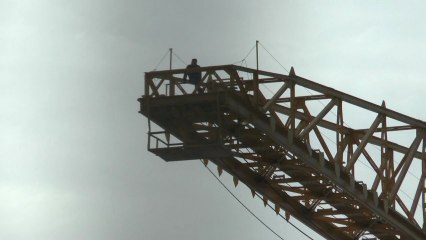 Un père... perché en haut d'une grue à Nantes
