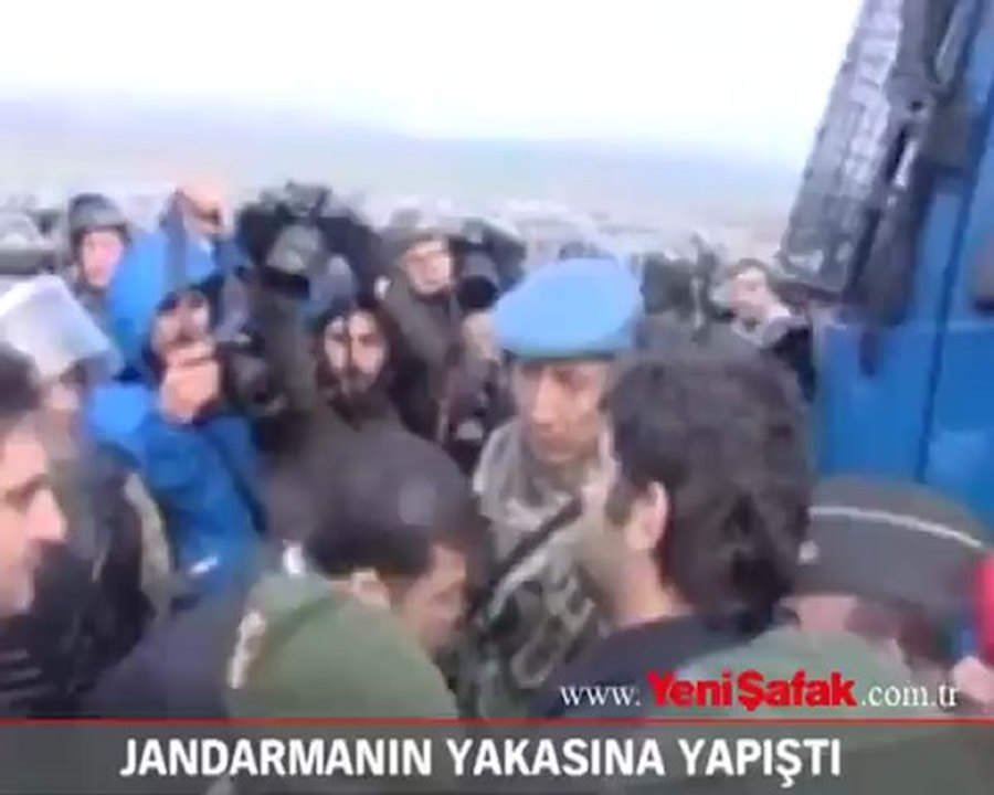 Jandarmanın yakasına yapıştı