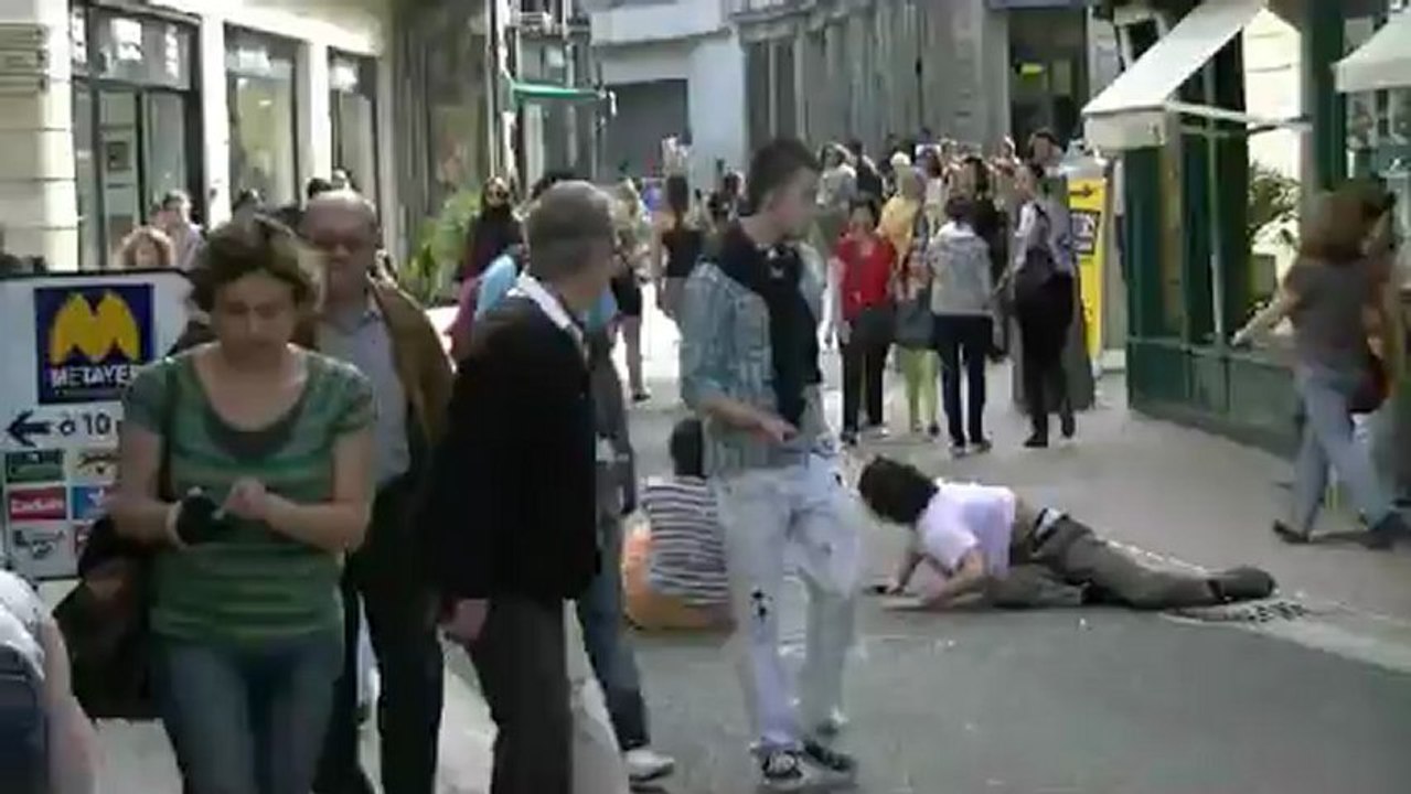 L'avis de la rue / La vie de la rue.