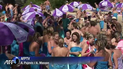 Australier ziehen blank: Nacktschwimmen für die Umwelt