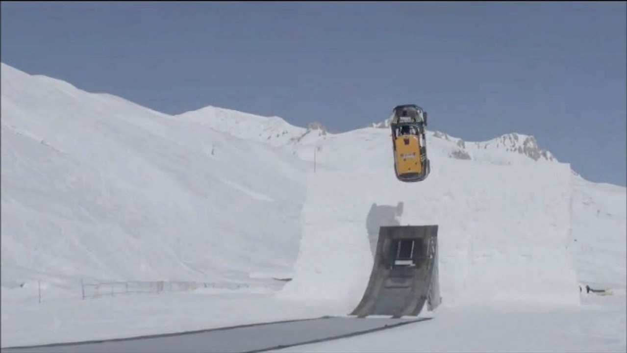 Il réussit le premier backflip sur neige avec une voiture