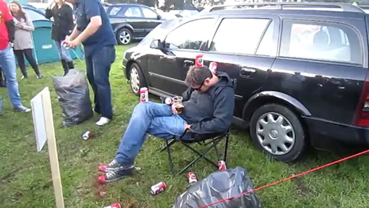 Empilage de gobelets de bière sur la tête