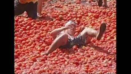 Thousands participate in massive tomato fight in Chile