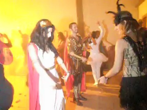 FIESTA DE DISFRACES EN JEREZ,MARIA Y HUGO BAILANDO SEVILLANAS.