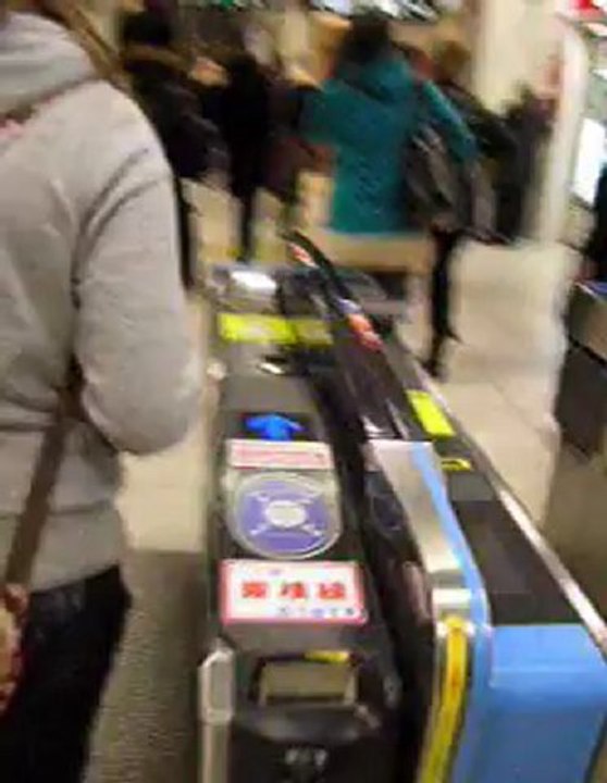 Dans le métro de Tokyo, Corotzilla assure !