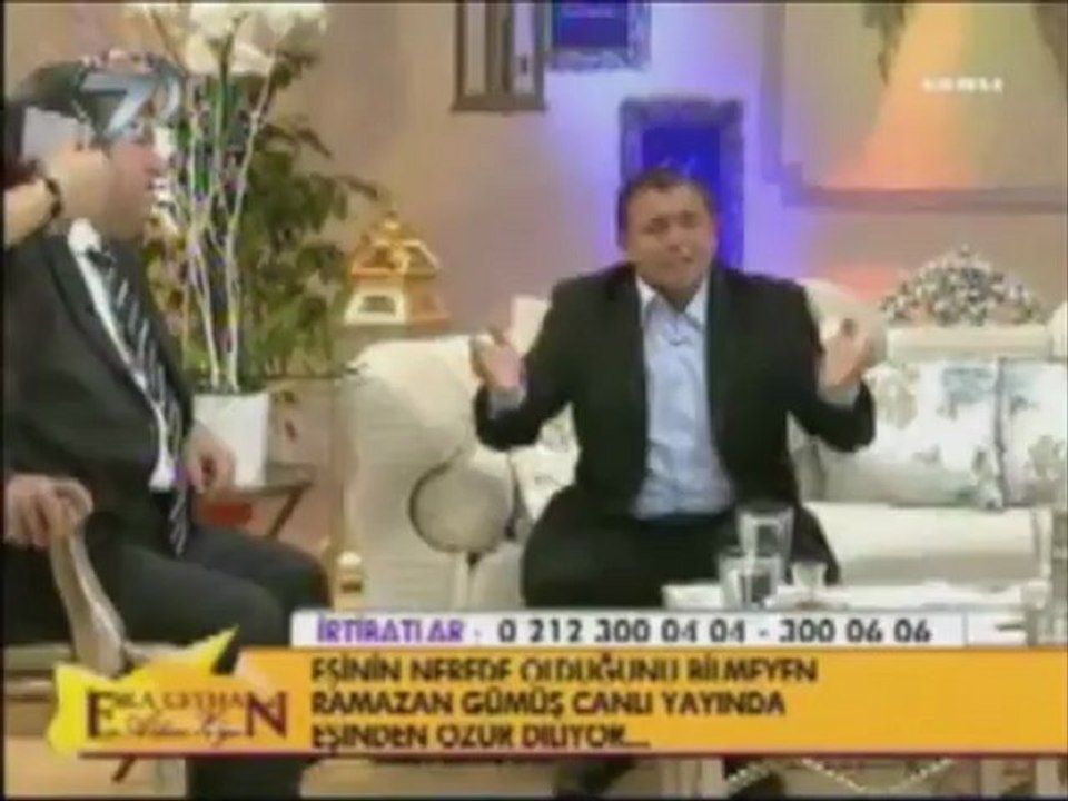 CANLI YAYINDA EŞİNE DÖN ÇAĞRISI YAPARKEN BAYILDI!