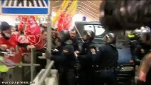 Carga policial contra los huelguistas de Iberia en Barajas