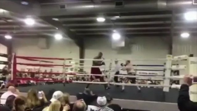 Un footballeur pendant un combat de boxe ?!