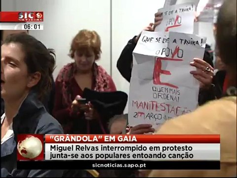 Miguel Relvas tenta cantar 'Grândola Vila Morena'