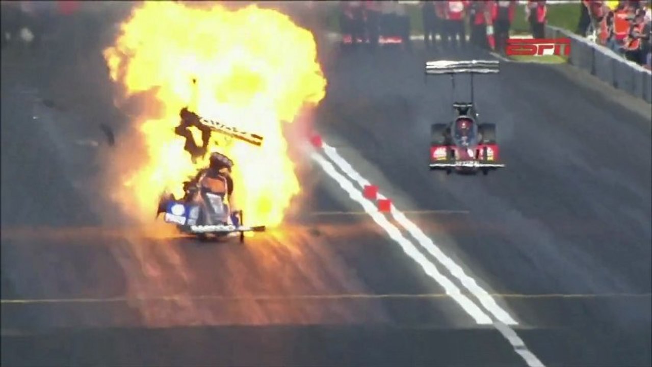En pleine course, le moteur de son dragster explose et prend feu