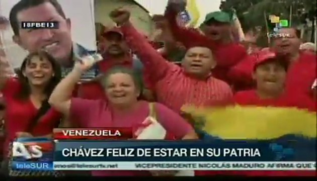 Seguidores dan la bienvenida a Chávez en el hospital militar