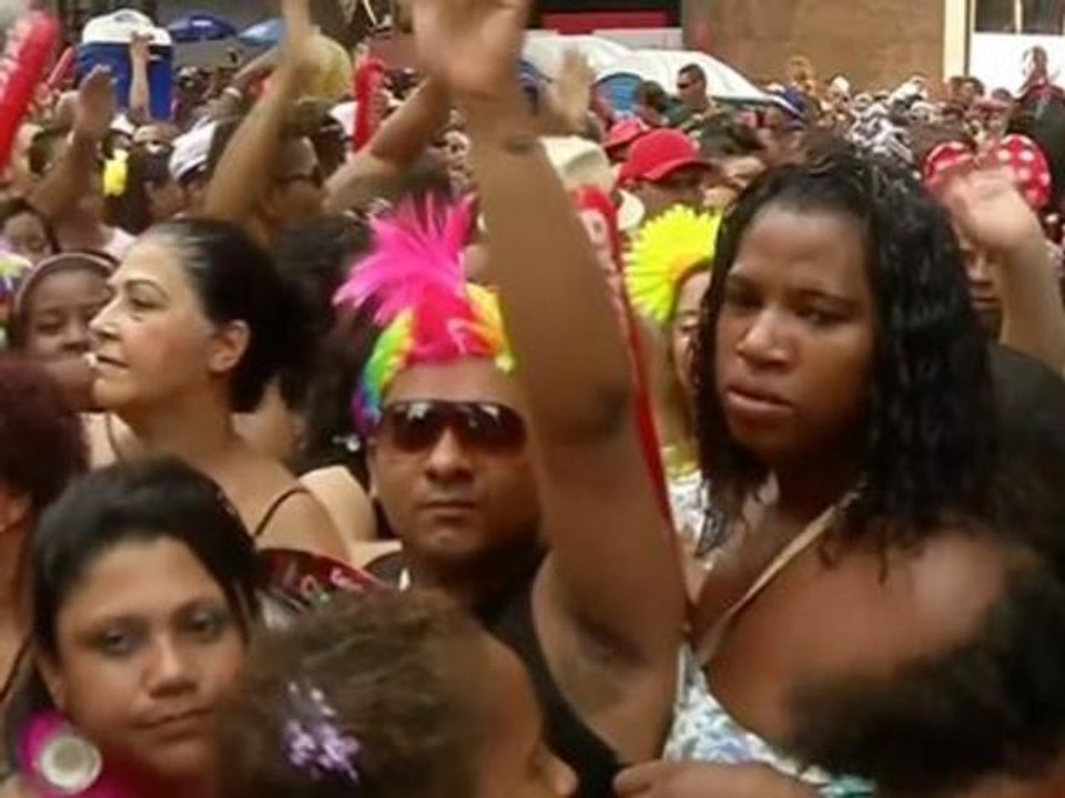 Raw: Two million attend Rio street carnival