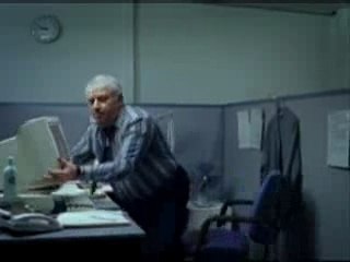 Un gars au bureau passe ses nerfs