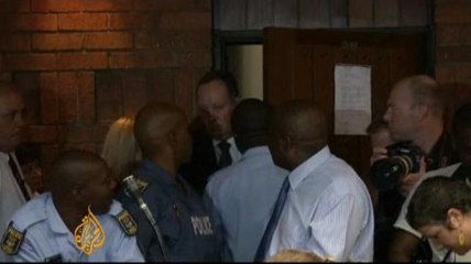 Pistorius says he shot girlfriend by mistake