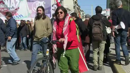 La Grèce manifeste et fait grève contre l'austérité