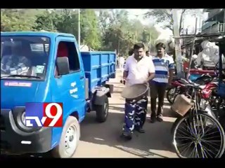 Emmigunur Municipal Chairman clears garbage