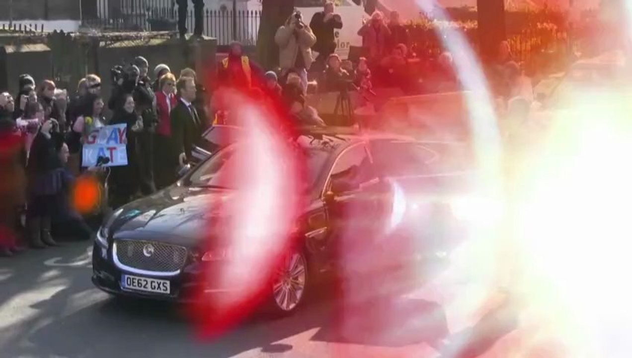 Strahlende Kate mit Babybauch