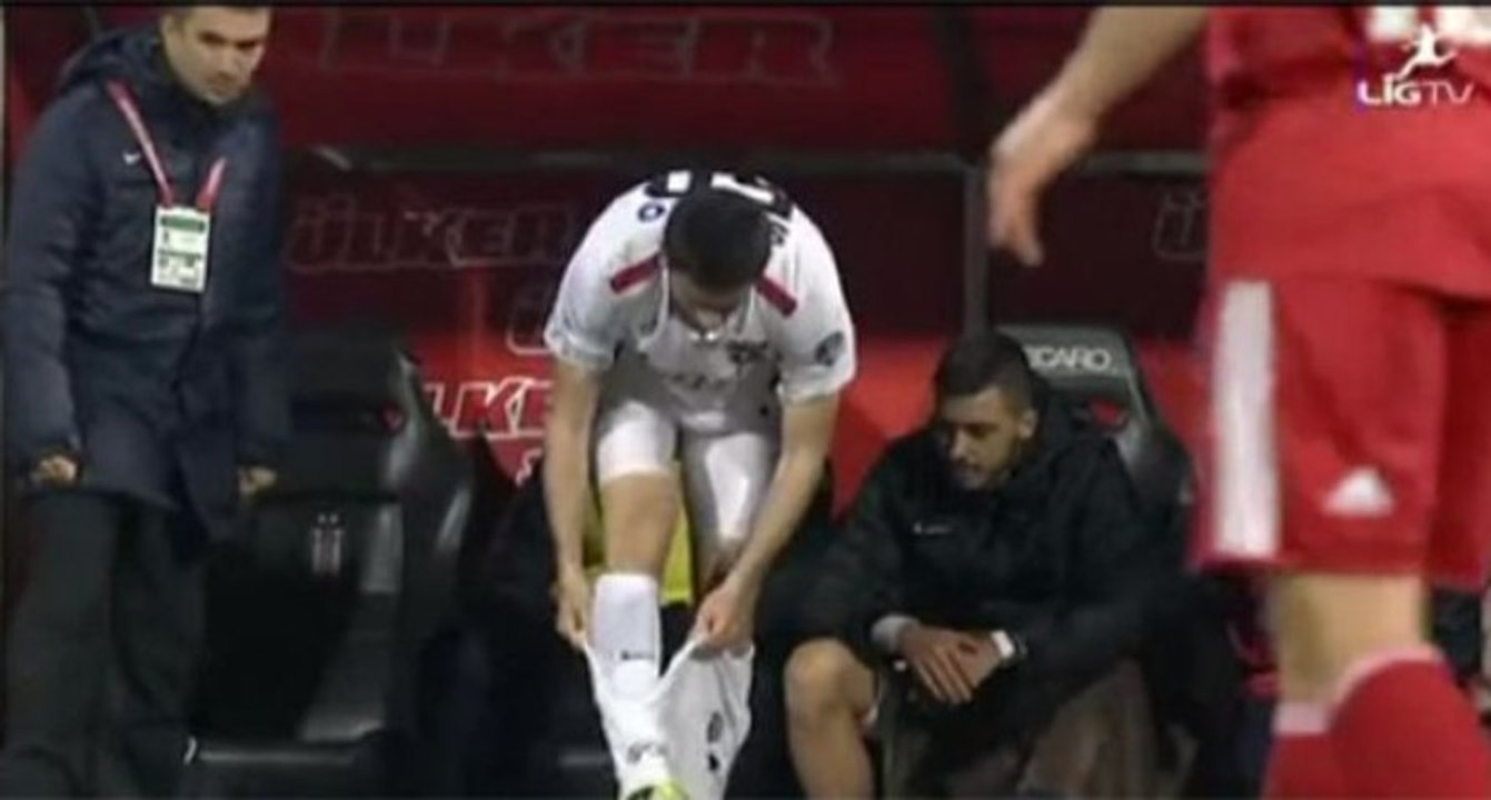 Insolite : un joueur oublie son short avant de rentrer en jeu...