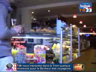 Tim nous interprète dans le tram quelque chansons pour le bonheur des voyageurs