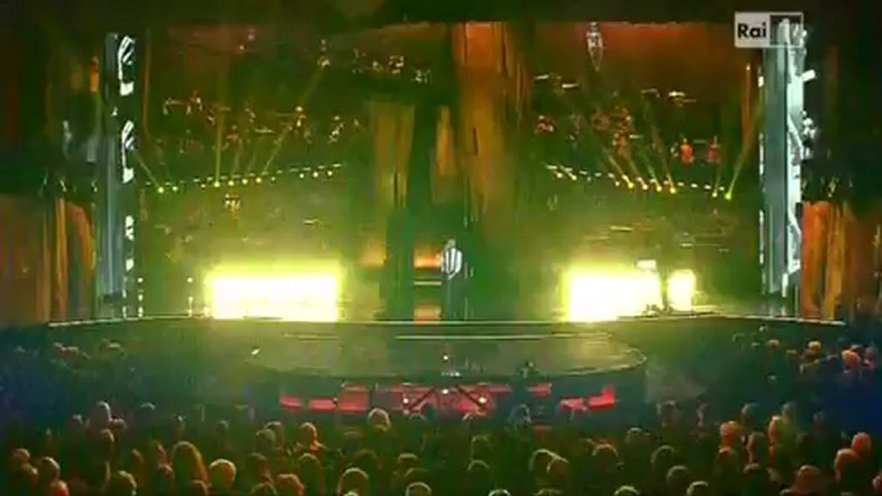 sanremo_2013,_daniele_silvestri_presenta_%22a_bocca_chiusa%22_e_%22il_bisogno_di_te%22_-_eurovisione_640x360