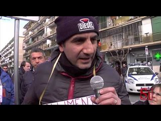 Video herunterladen: Napoli - Contro la ztl i commercianti di Via Epomeo bloccano il traffico (20.02.13)